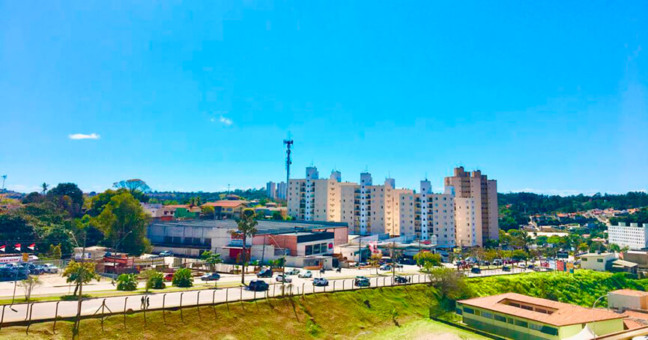 Céu azul na Colônia.