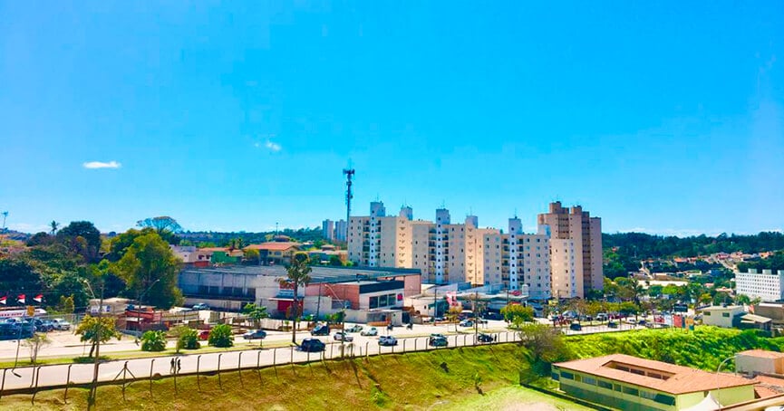 Céu azul na Colônia.