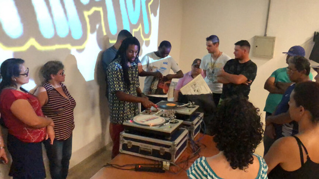 Oficina de discotecagem com Deejay Boby e alunos. (Foto: Divulgação)