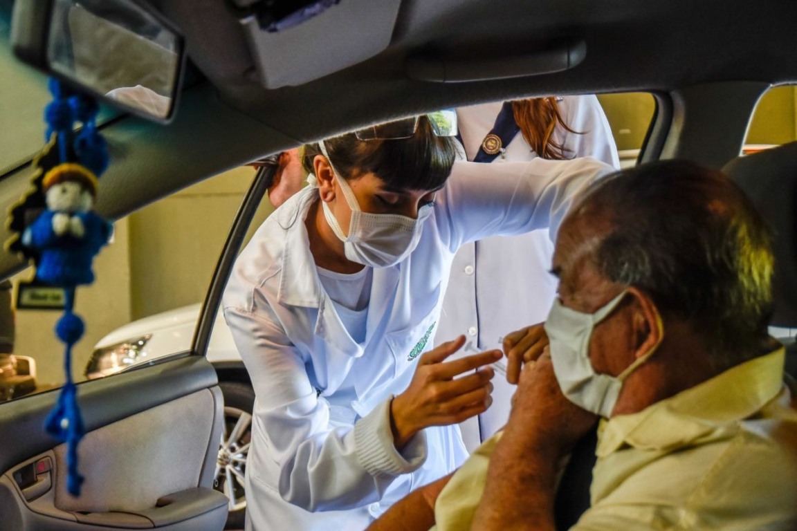 Pesquisa aponta 95% de aprovação na vacinação drive-thru Pesquisa aponta 95% de aprovação na vacinação drive-thru