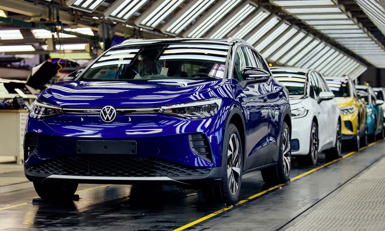 Aumento de casos de Covid faz Volkswagen paralisar produção de carros