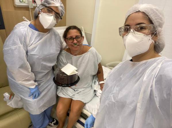 Paciente com Covid ganha festa surpresa de profissionais do hospital São Vicente