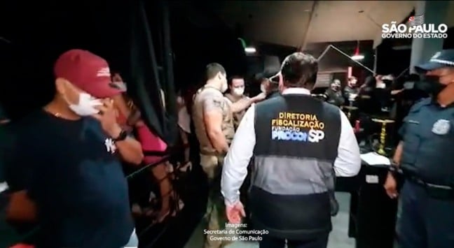 Aglomeração com 150 pessoas em tabacaria foi flagrada por Comitê de Blitze