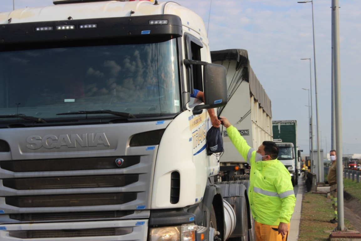CCR AutoBAn distribui máscaras de proteção e itens de higiene nas rodovias
