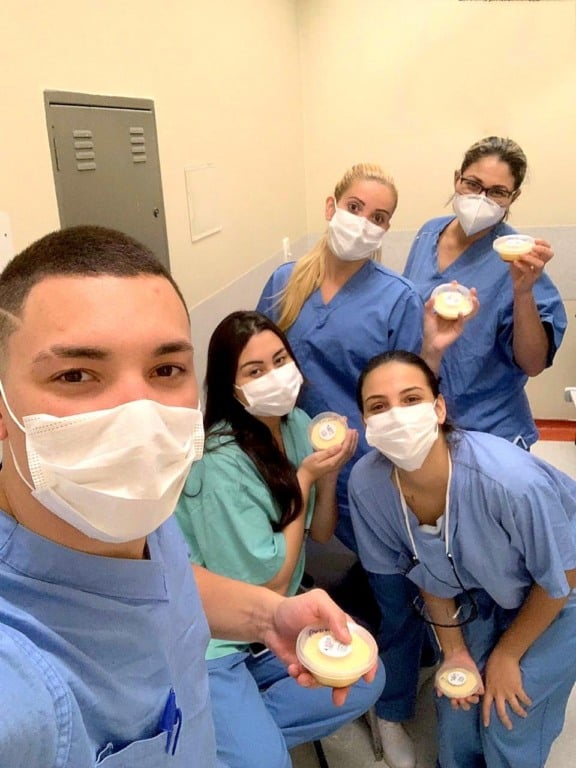 Em Jundiaí, filho homenageia o pai doando doces à equipe do Hospital São Vicente
