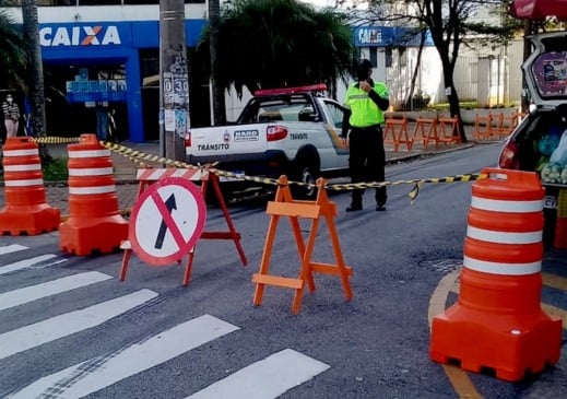 Prefeitura de Várzea Paulista interdita rua ao lado da Caixa Econômica
