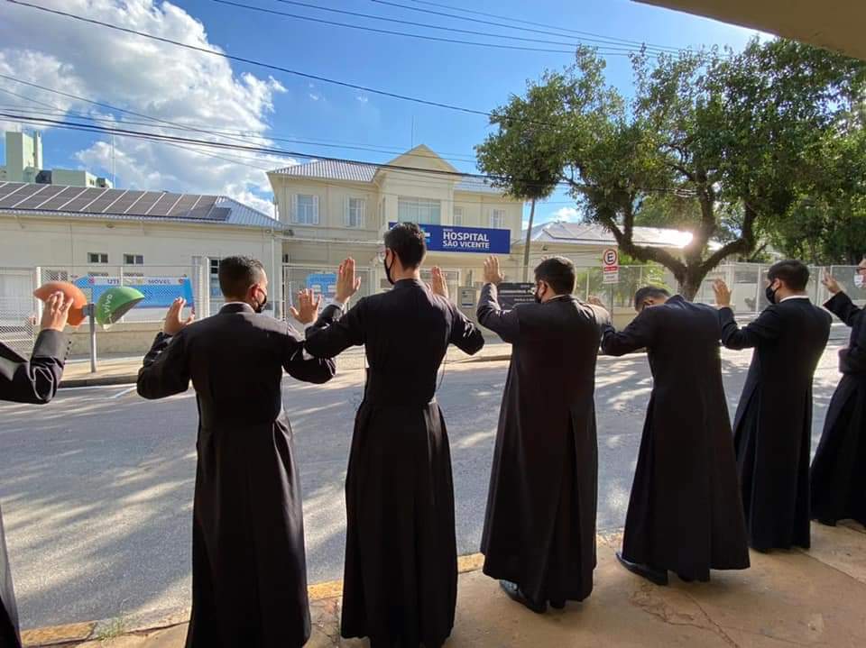 Diocese de Jundiaí se reúne em frente ao Hospital São Vicente para fazer orações