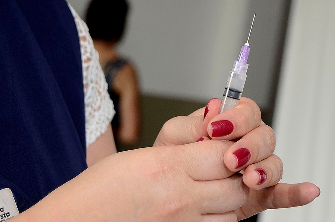 Conheça o site que prevê quando você será vacinado contra a Covid19