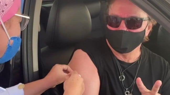 Fábio Júnior é vacinado, e enfermeira brinca: 'Você é um princeso'