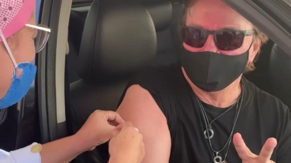 Fábio Júnior é vacinado, e enfermeira brinca: 'Você é um princeso'