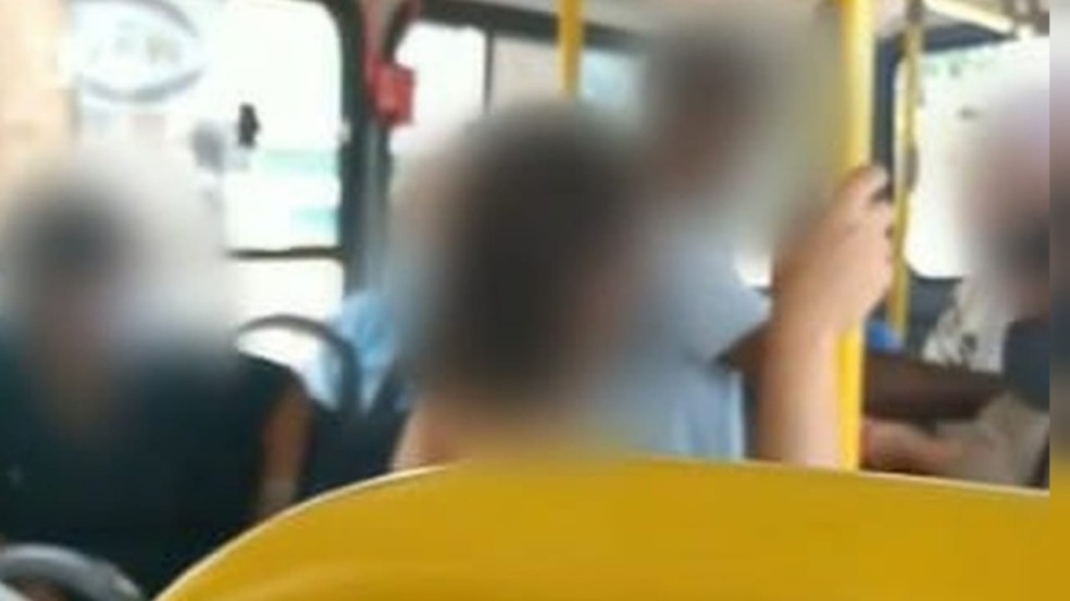 Mulher chama rapaz de 'macaco fedorento' e é presa em flagrante