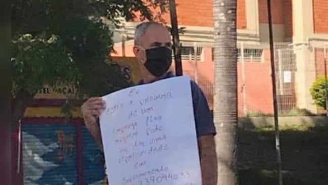Desempregado, homem escreve cartaz e pede ajuda por ruas e avenidas de Jundiaí