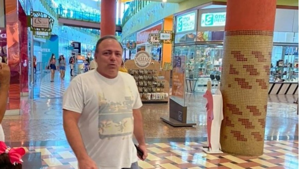 Ex-ministro da Saúde Eduardo Pazuello é visto sem máscara em shopping