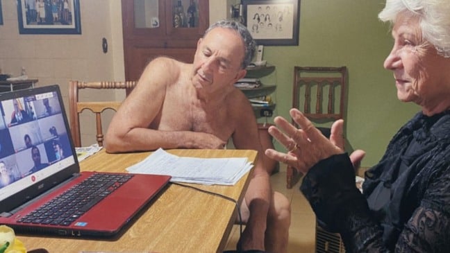 Aos 80 anos, vovó da Maria Clara se forma na faculdade