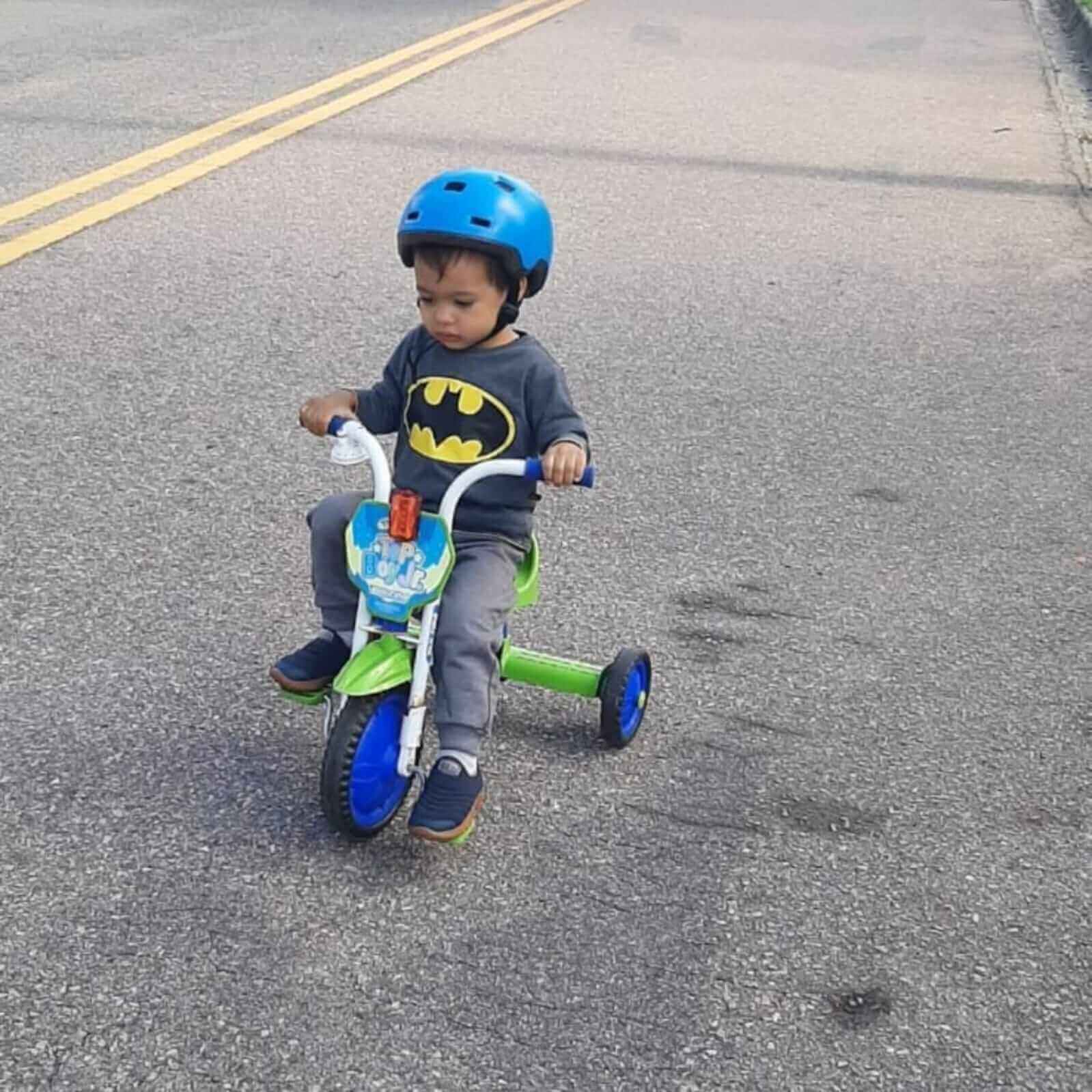 Criança em bicicleta infantil