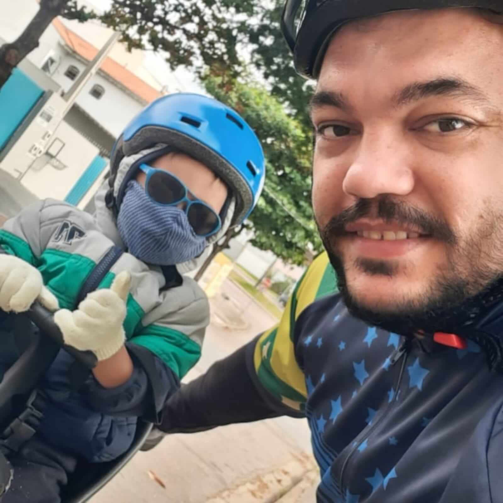 Homem e criança em selfie
