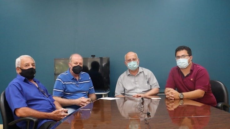 Prefeito Luiz Braz e vice Paulo Fávaro com o deputado e Nenê do Vitória (Foto: Divulgação/PMCLP)