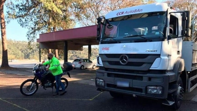 Colaborador da CCR AutoBAn realiza dinâmica do ponto cego com motociclista, que está na cabine do guincho pesado (Foto: CCR AutoBAn)