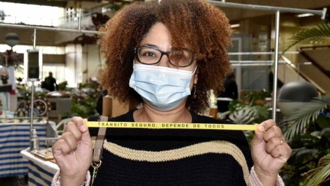 Mulher segurando fita amarela