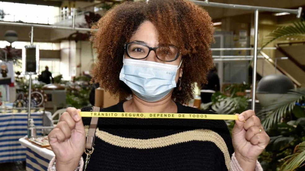 Mulher segurando fita amarela