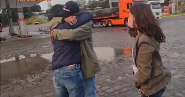 Dois homens se abraçando