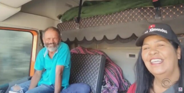 Caminhoneira e homem