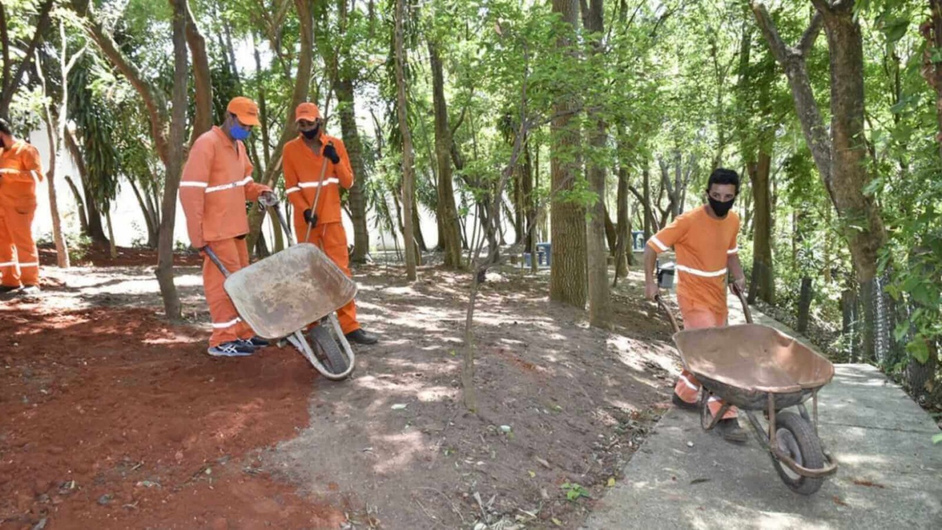 Homens em obra no Parque do Corrupira em Jundiaí