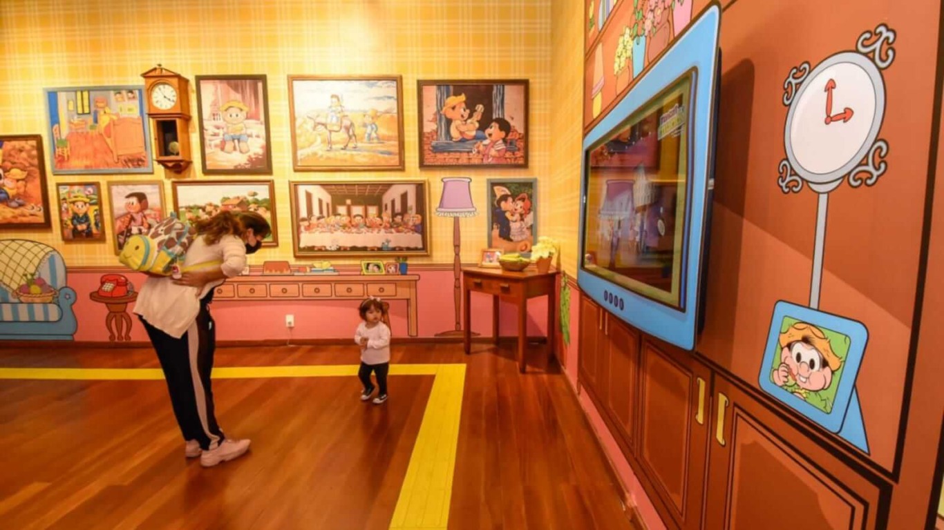 Mulher e criança em exposições de arte do Chico Bento