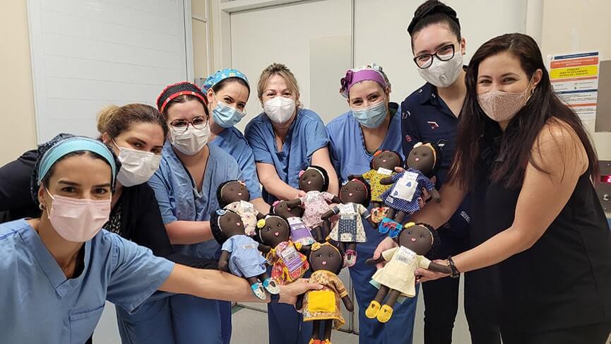 Hospital São Vicente recebe doação de bonecas para o acolhimento de pacientes infantis