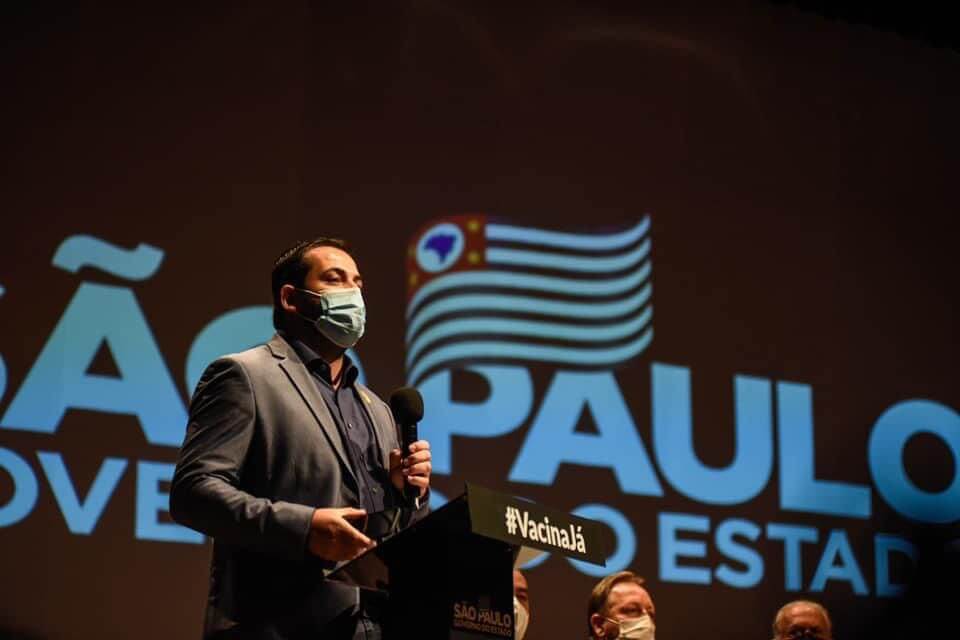 Vice-prefeito Gustavo Martinelli durante discurso.