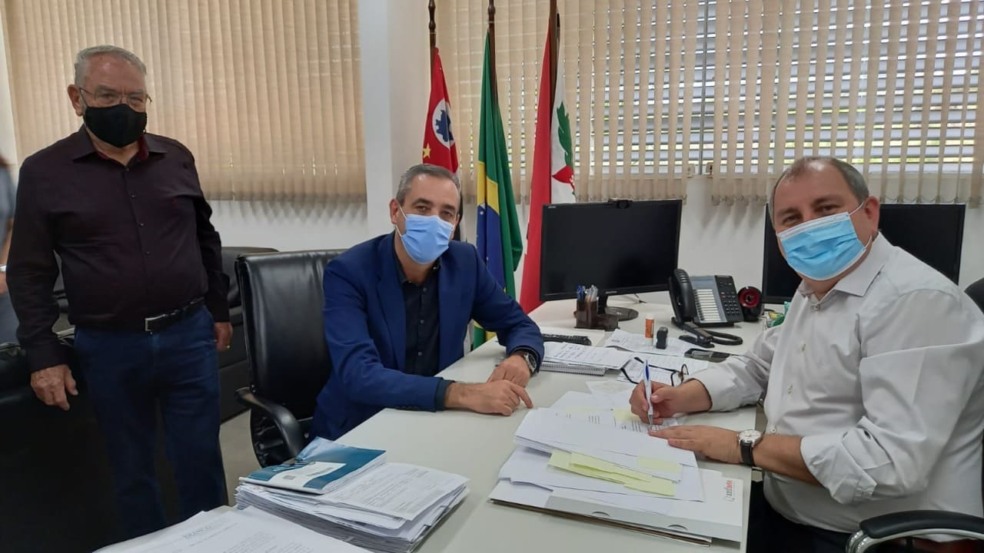 Prefeito de Várzea Paulista assina convênio de parceria com Polícia Civil