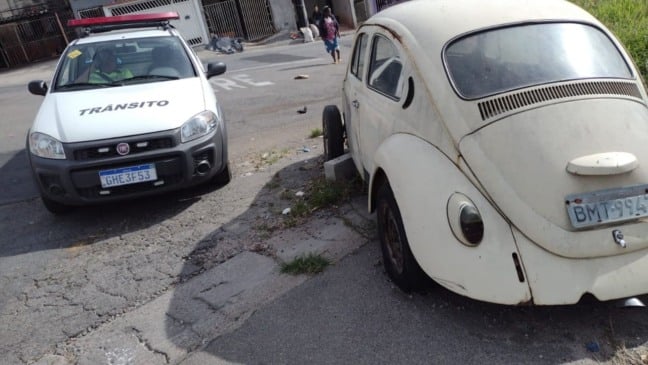 Carros abandonados são removidos das ruas de Várzea Paulista