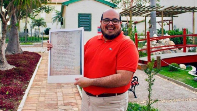 Homem segurando documento