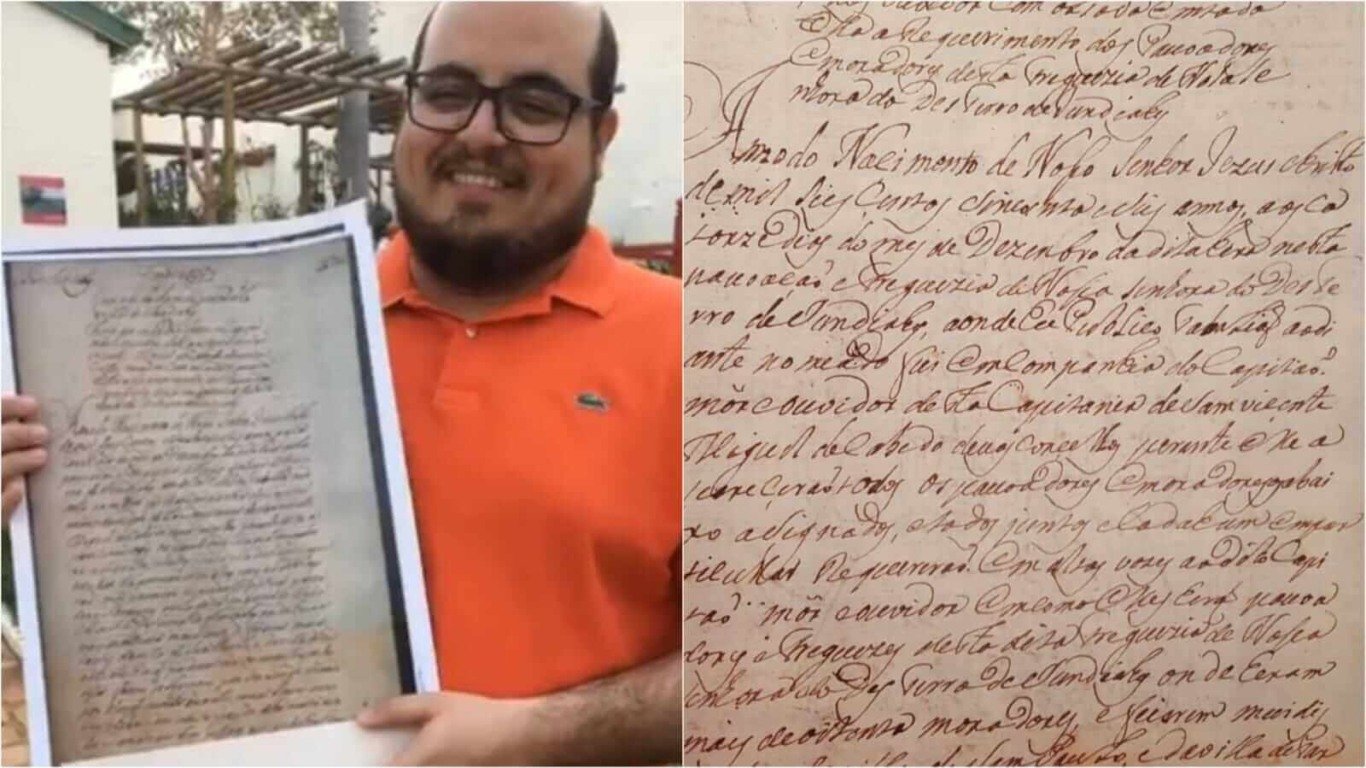 Homem segurando documento