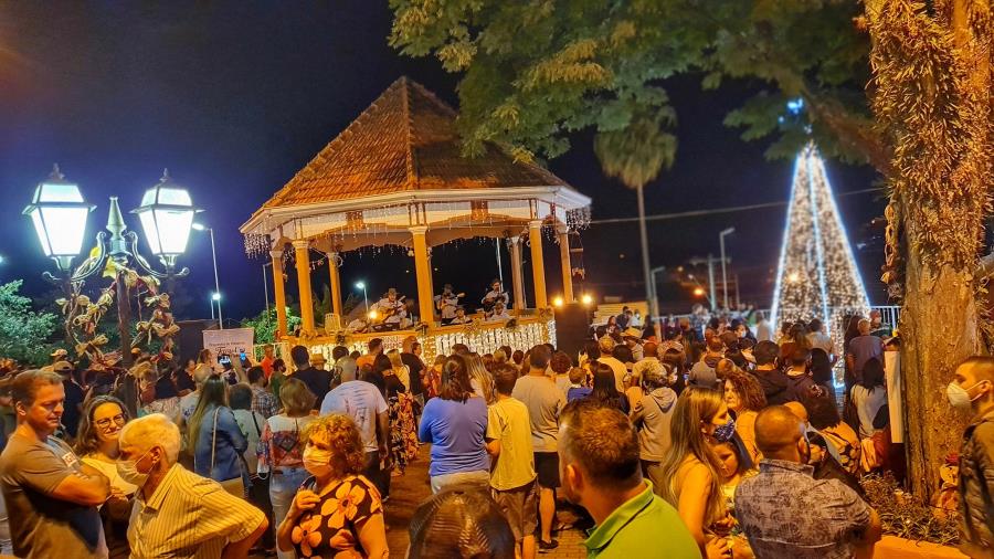 Jarinu tem Natal Encantado com iluminação especial e Papai Noel