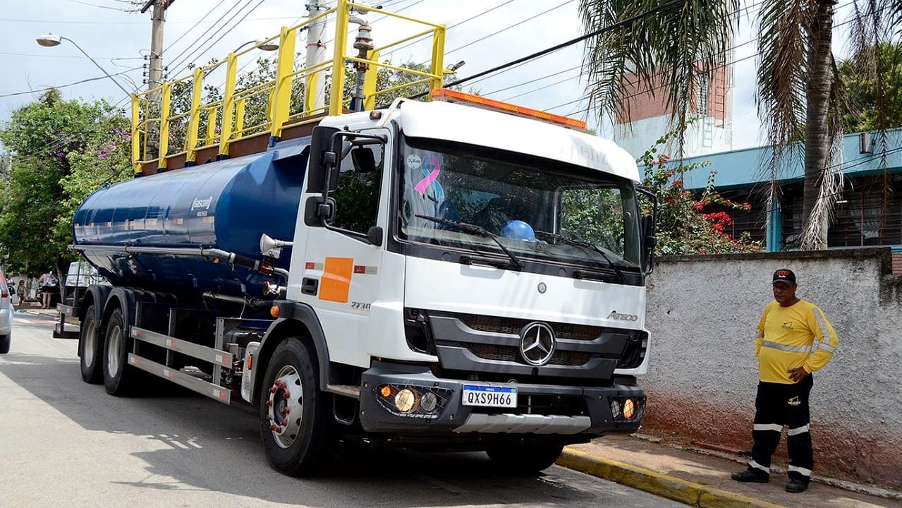 Caminhões-pipa abastecem reservatórios de Várzea Paulista