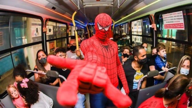 Itupeva: Ônibus Iluminado saindo do Parque da Cidade agrada população