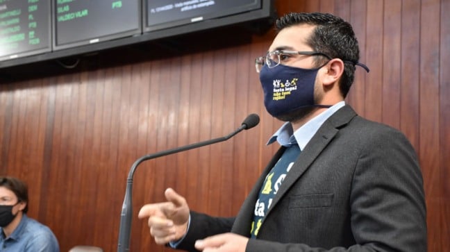 Foto: Faouaz no dia da aprovação da lei, em 2020.