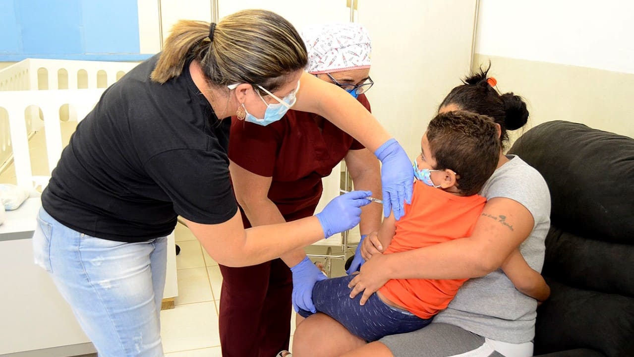 Alunos da Apae são os primeiros a serem vacinados contra a Covid-19 em Várzea Paulista Alunos da Apae são os primeiros a serem vacinados contra a Covid-19 em Várzea Paulista