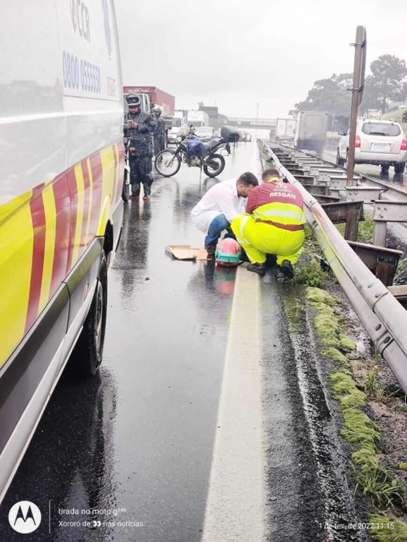 Socorrista atendendo motociclista após acidente em Jundiaí