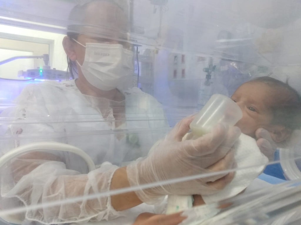 Bebê tomando leite do banco do HU