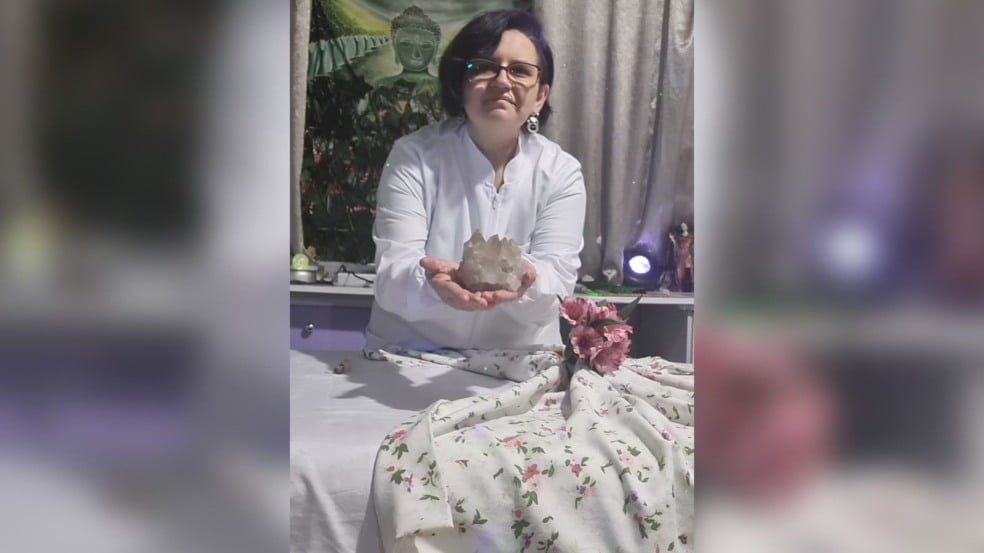 Juliana Benutto com elementos que auxiliam no equilíbrio dos chakras.