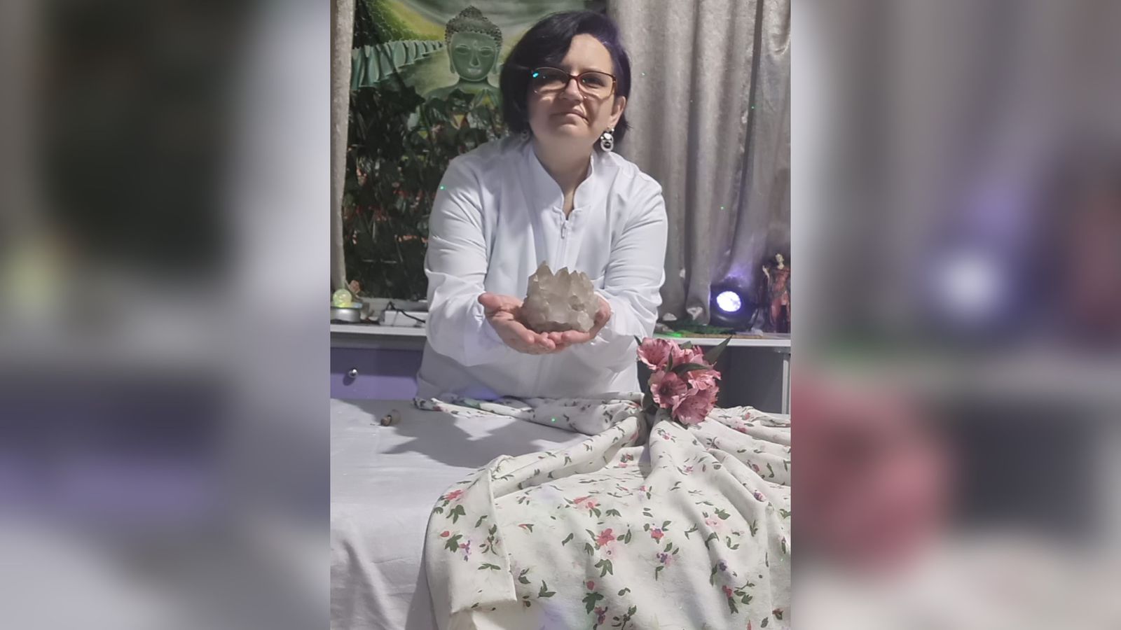 Juliana Benutto com elementos que auxiliam no equilíbrio dos chakras.