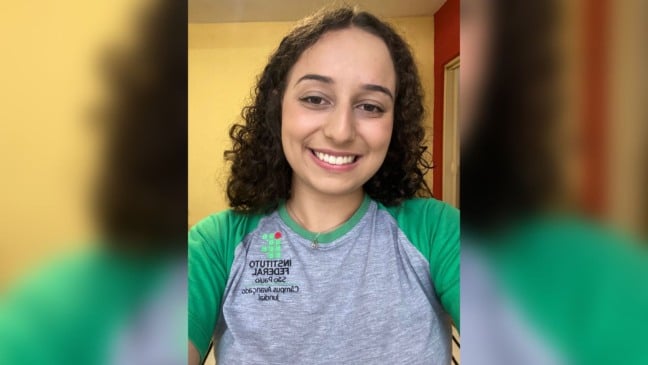 Lara Monhoz Ribeiro em selfie.