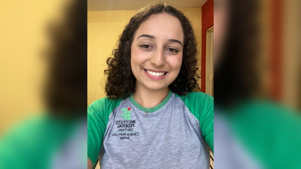 Lara Monhoz Ribeiro em selfie.