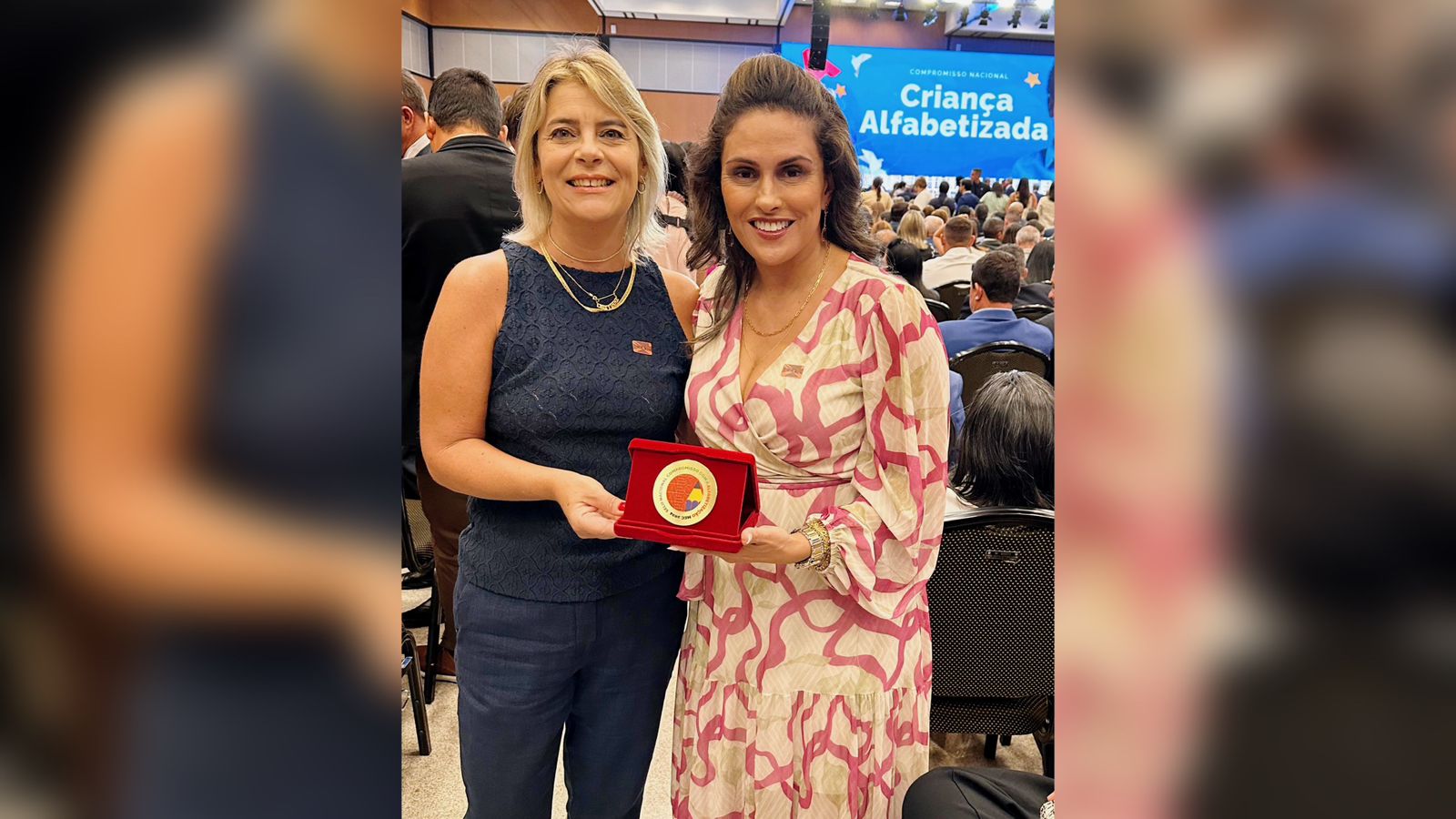 Representantes de Jrinu em premiação.