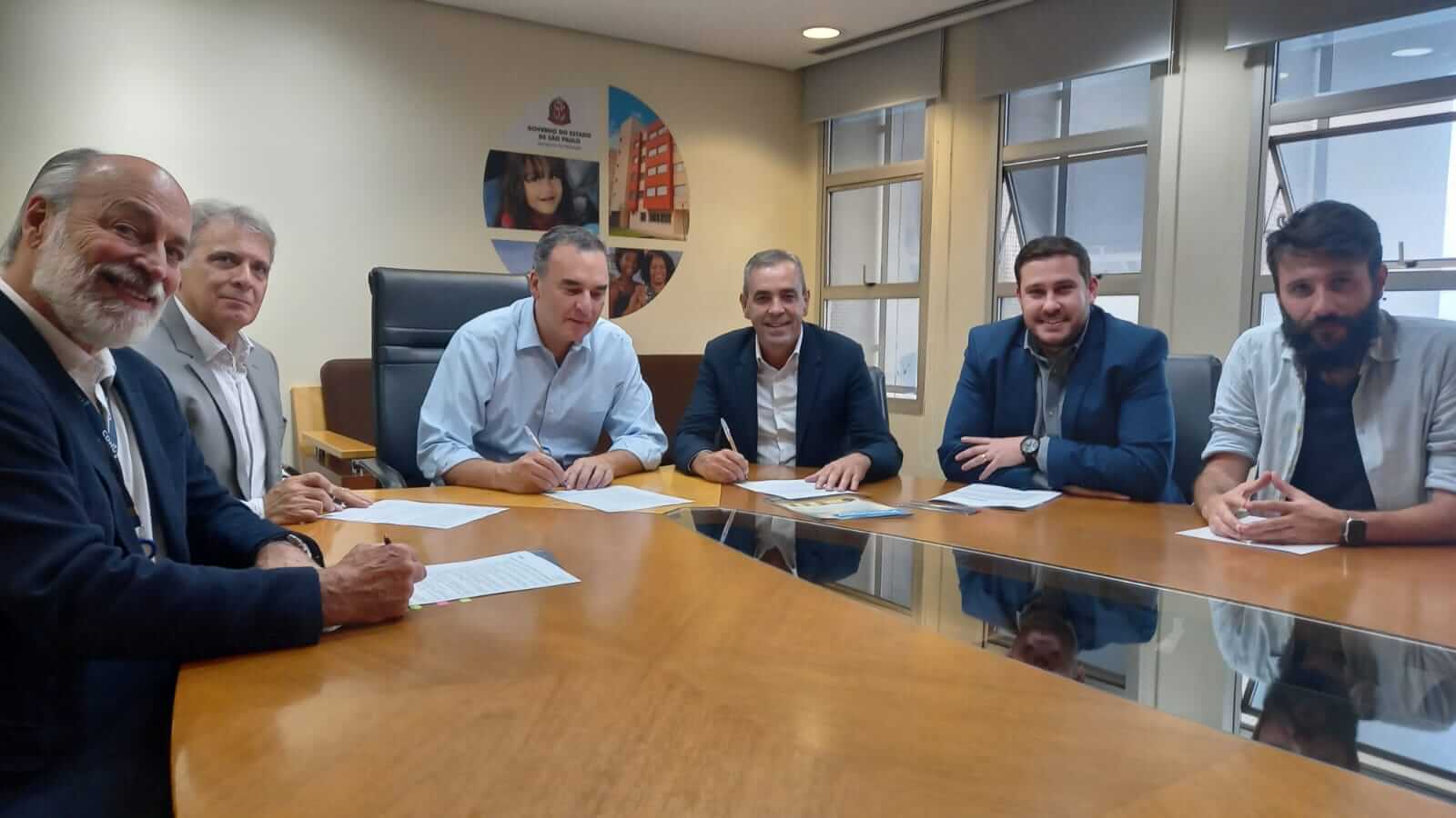 Prefeito assina convênio estadual para 100 residências populares