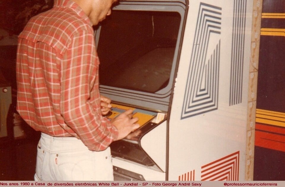 Moço joga fliperama