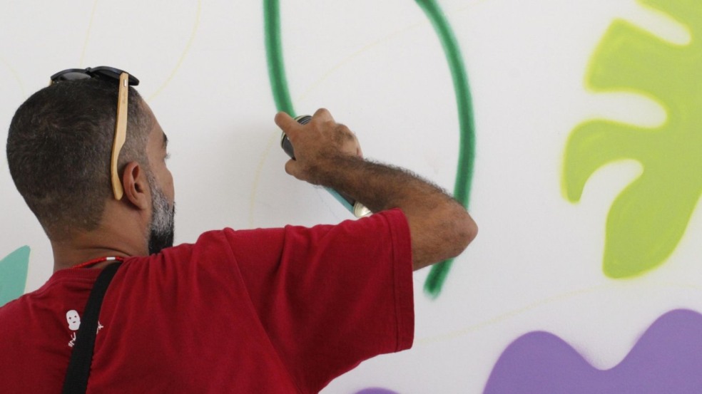 Homem pintando uma parede