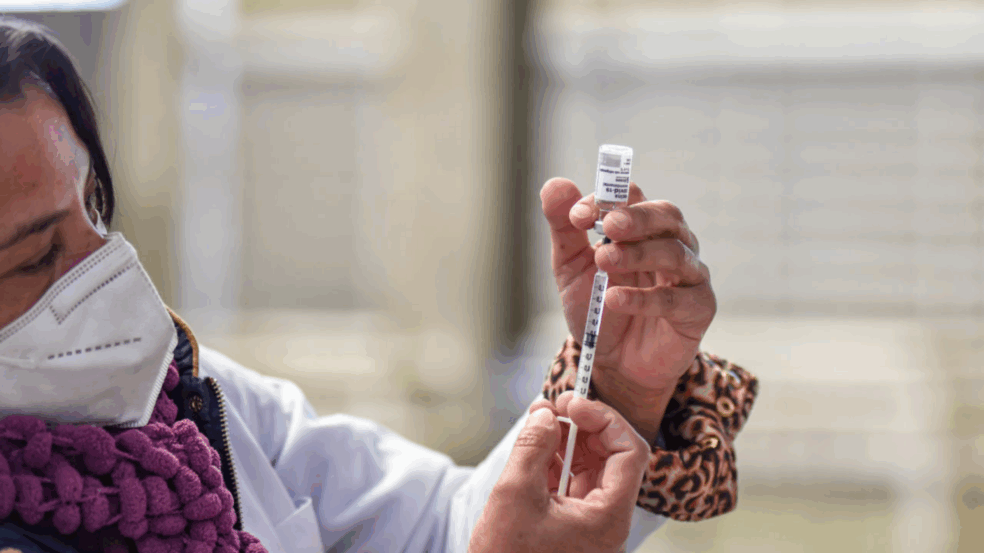 Morador que se vacinou 5 vezes contra a Covid é investigado